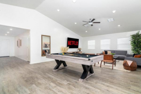 Spacious Family Oasis ~ PoolTable ~ Backyard ~ Pkg